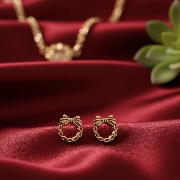 Vintage Avon Wreath Pierced Earrings Gold Tone 1982 NEW IN BOX - Picture 1 of 8